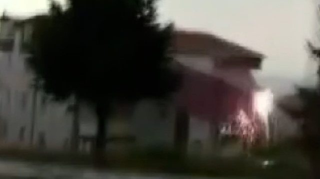 Zonguldak'ta fırtına nedeniyle evin çatısı uçtu