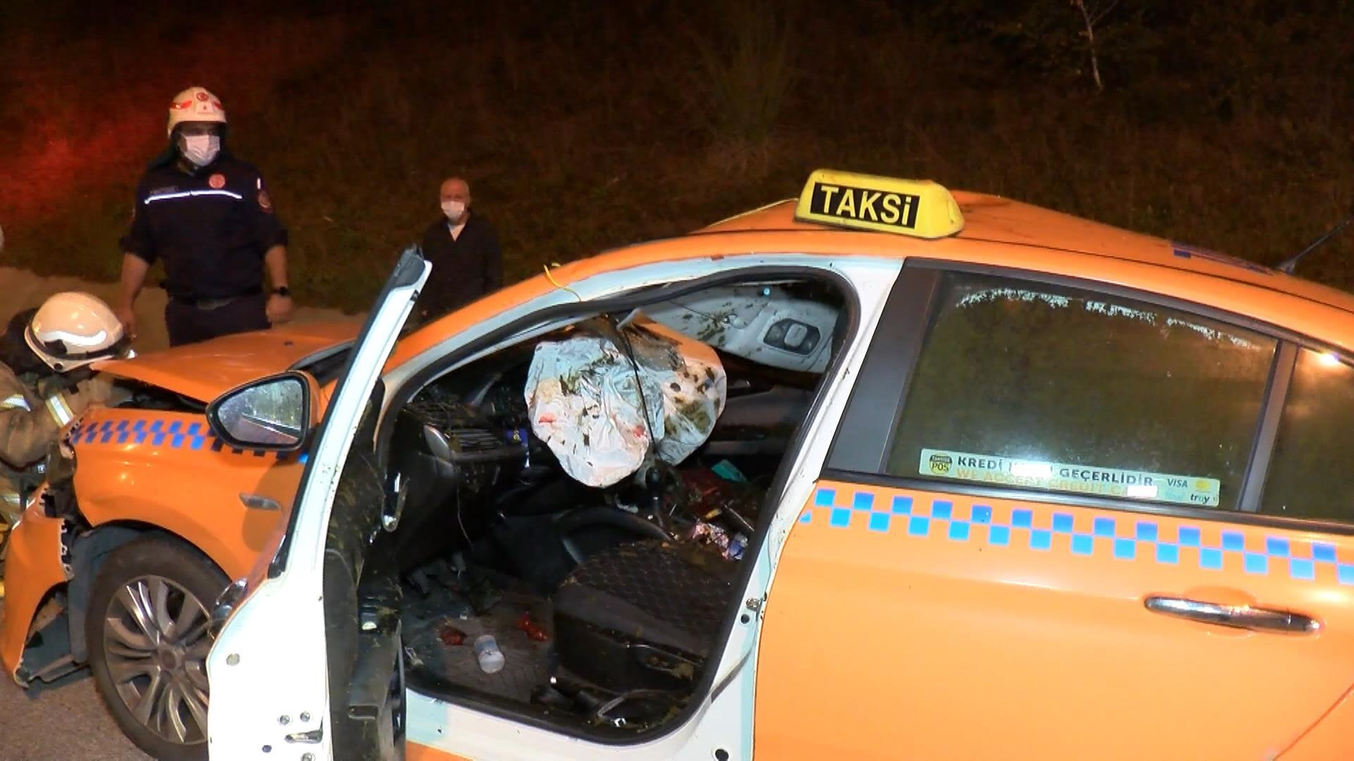 Le taxi accidenté a été évacué de son emplacement à l'aide d'une dépanneuse.