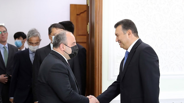 وزير الصناعة التركي ورئيس وزراء طاجيكستان يبحثان علاقات البلدين