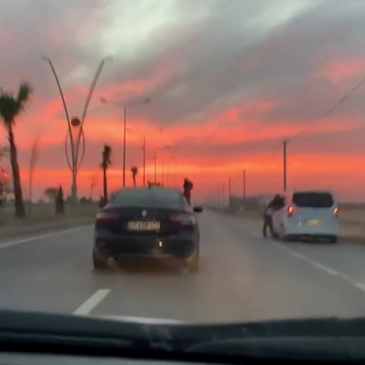 Şırnakta aracın camından sarkan kız yürekleri ağza getirdi