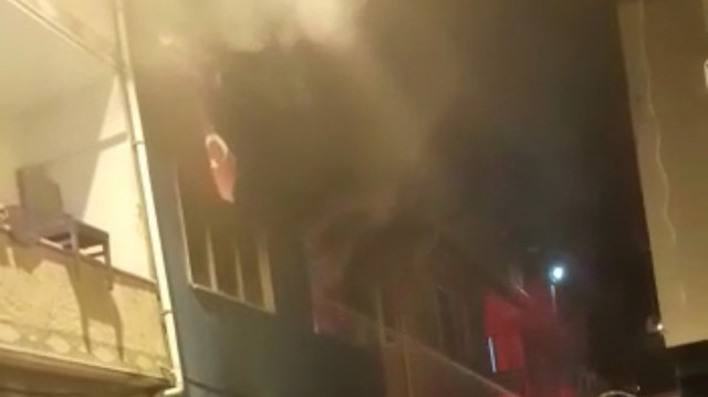 Yangına müdahale eden itfaiye 'Türk bayrağı'nı alevlerin arasından alıp, karşı binaya astı