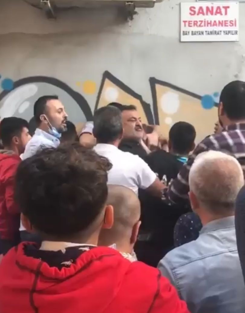 Kız çocuğunu taciz ettiği iddia edilen şahıs, çevredekiler tarafından tekme tokat dövüldü.
