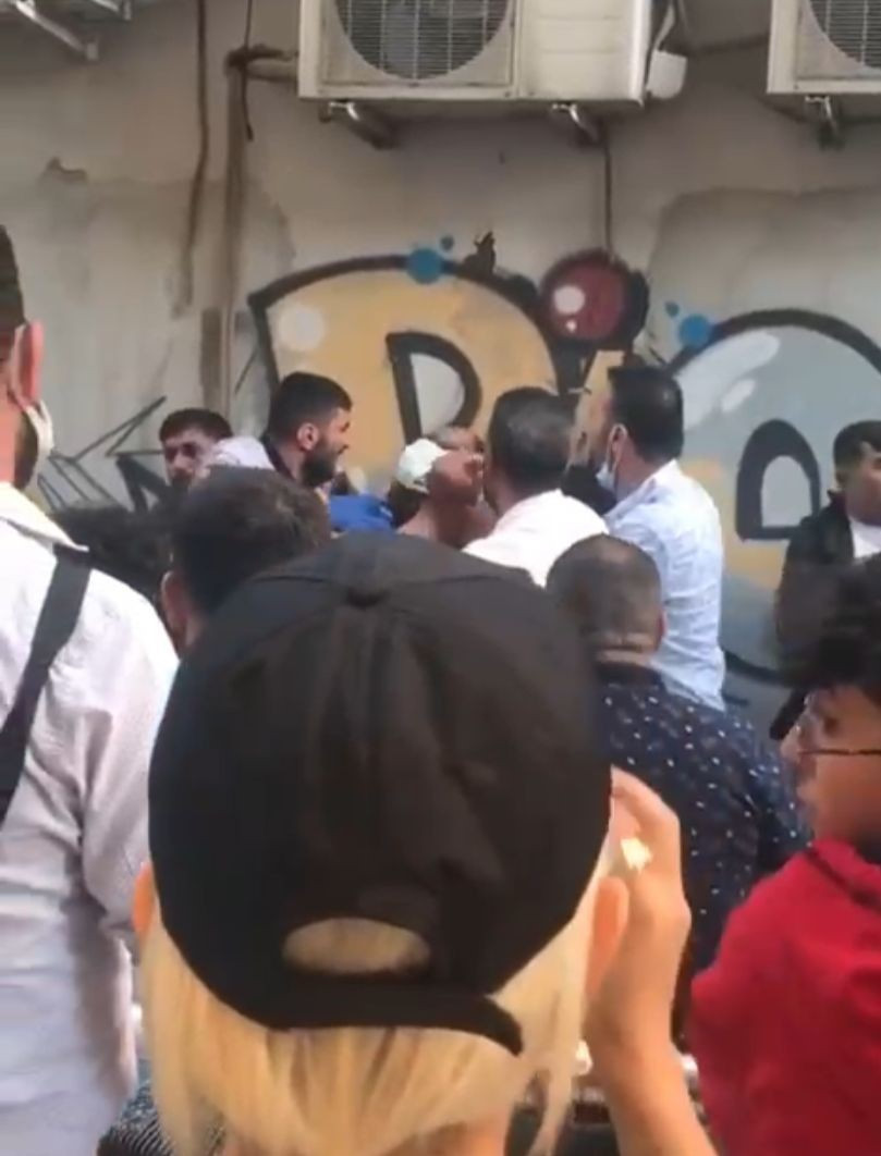 Kız çocuğunu taciz ettiği iddia edilen şahıs, çevredekiler tarafından tekme tokat dövüldü.