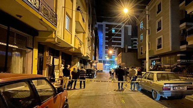 İzmir’de 20 günlük bebeği olan adamın öldürülmesiyle ilgili bir tutuklama 20 günlük bebeği olan şahsın öldürülmesiyle ilgili iki kardeşten biri tutuklandı.
