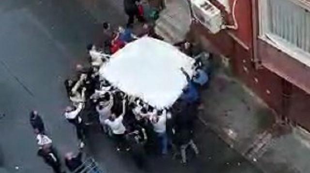 Esenler'de can pazarı kamerada: Mahalle sakinlerinin açtığı çarşafa atladılar