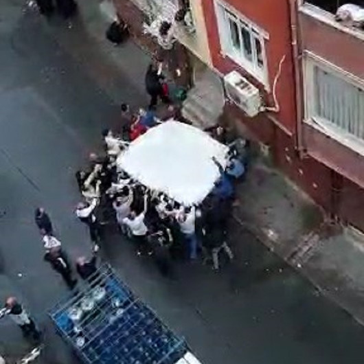 Esenlerde can pazarı kamerada: Mahalle sakinlerinin açtığı çarşafa atladılar