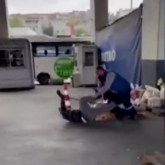 Kargosunun geç geldiğini iddia eden kişi kargocuya sopayla saldırdı