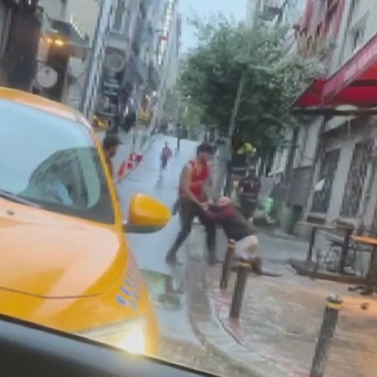 Amerikalı turist yaşlı otel çalışanını yerde sürükleyerek darbetti