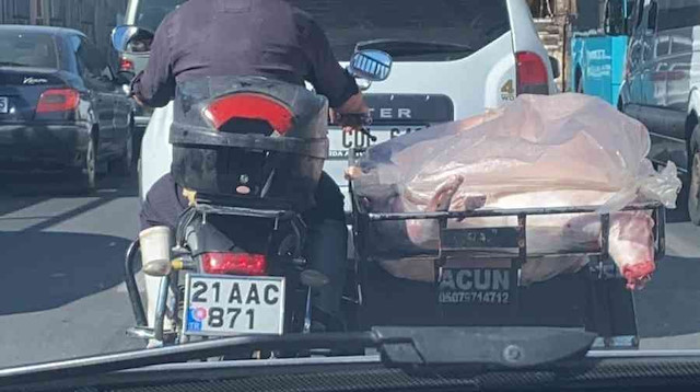 Diyarbakır'da motosiklet kasasında et taşıyan sürücü kamerada