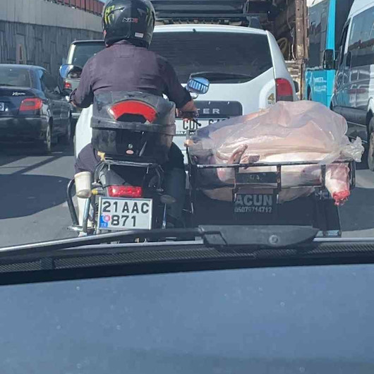Diyarbakırda motosiklet kasasında et taşıyan sürücü kamerada