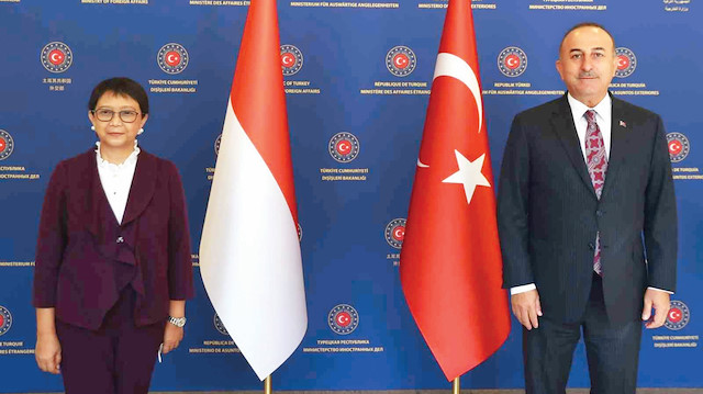 Çavuşoğlu, Endonezya Dışişleri Bakanı Retno Marsudi ile bir araya geldi.