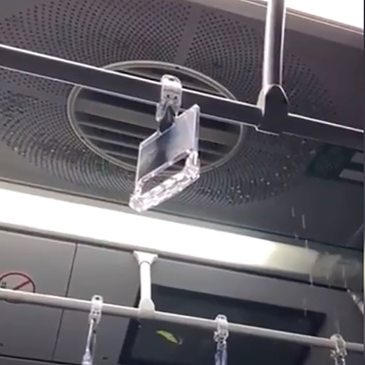 İstanbulda yağmur suyu metrobüs tavanından aktı: Yolcular o anları görüntüledi