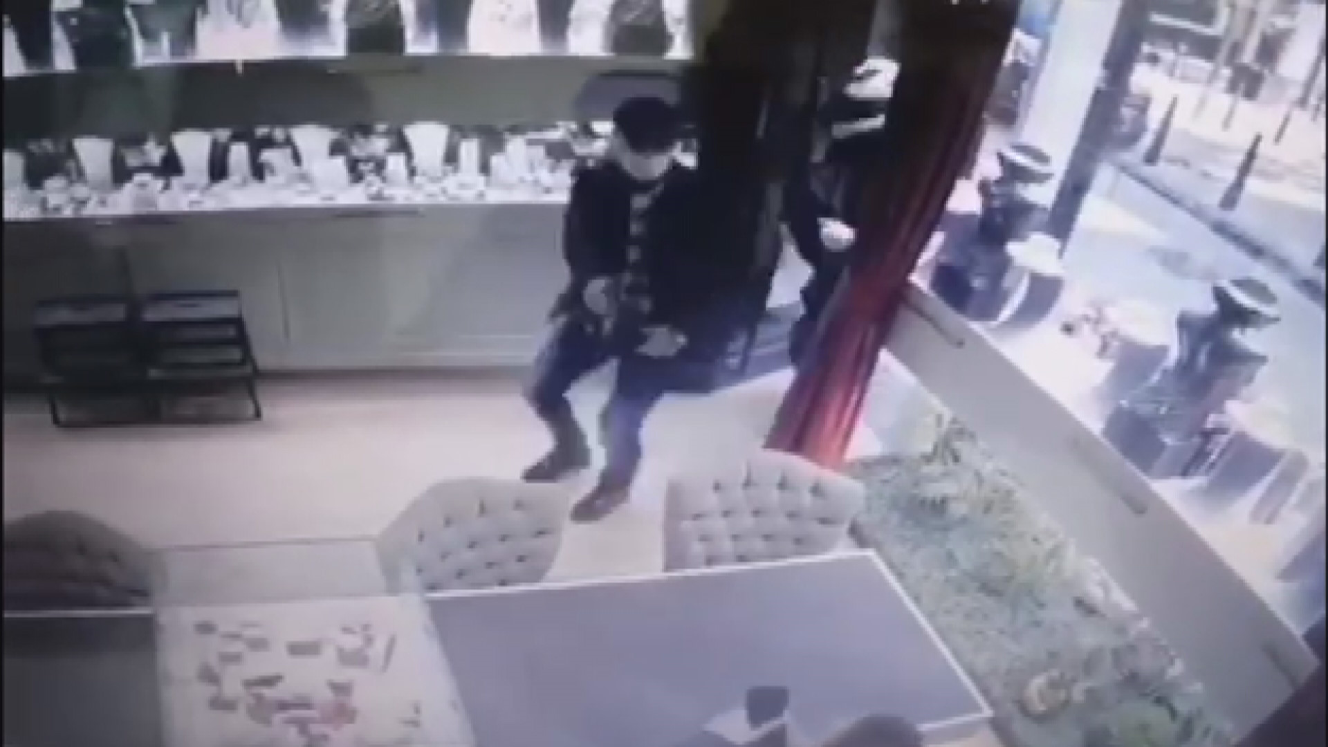 Şüpheliler mağazanın bulunduğu sokakta ellerinde silahlarla gelişi, mağazaya girişleri ve silah doğrultmaları güvenlik kameralarına yansıdı.