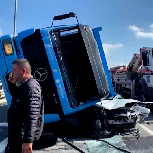 İSKİnin beton blok taşıyan kamyonu otomobilin üzerine devrildi: 1ölü