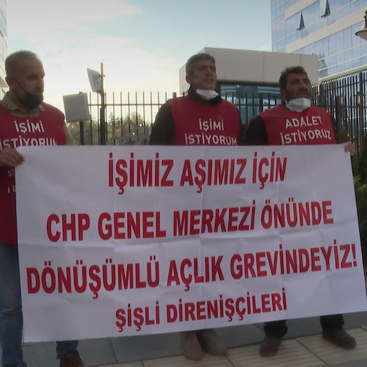 Haksız yere işten çıkarıldığını öne süren 3 işçi CHP önünde açlık grevi başlattı