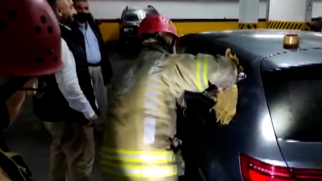 Otomobilde kilitli kalan küçük Nedim'i itfaiye ekipleri camı kırarak kurtardı