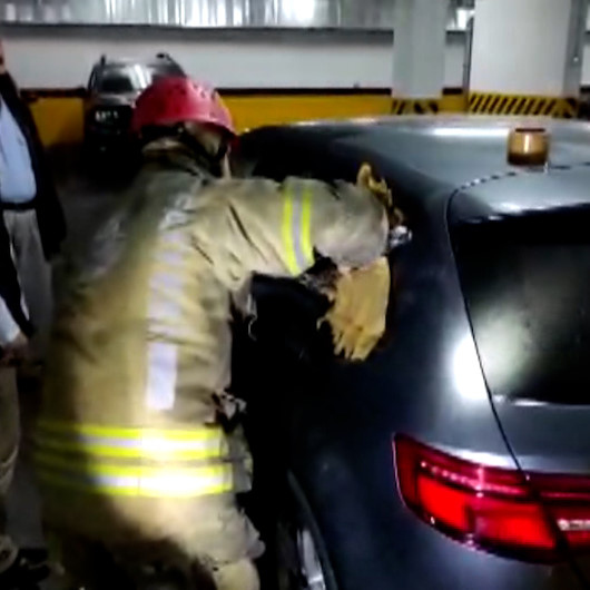 Otomobilde kilitli kalan küçük Nedimi itfaiye ekipleri camı kırarak kurtardı