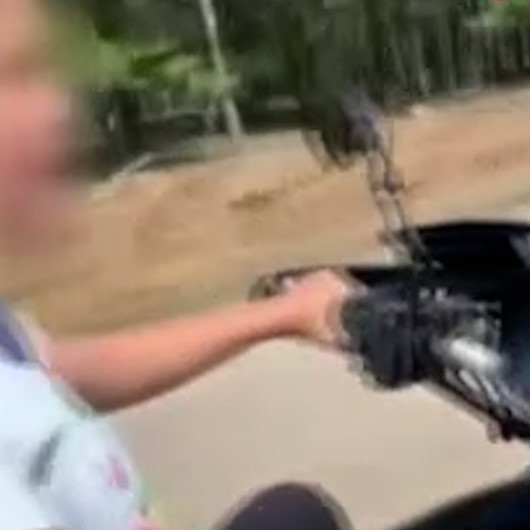 Küçük kızın hayatını hiçe sayıp motosiklet kullandırdı