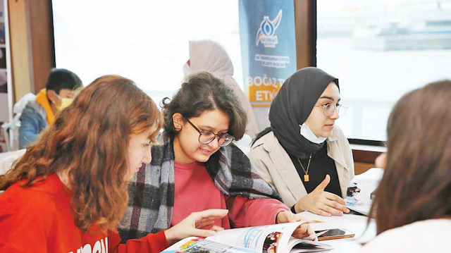 Simit ve çay eşliğinde gerçekleşen gezi sırasında gençler Boğaz’ın tadını çıkardı. 