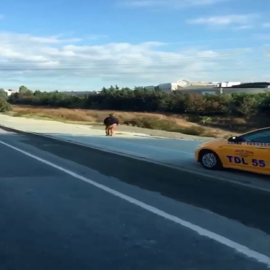 Kaldırım üzerinden giden taksici korna çalarak yayadan yol istedi