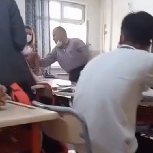 Felsefe öğretmeninden ders ortasında gürültü dayağı kamerada