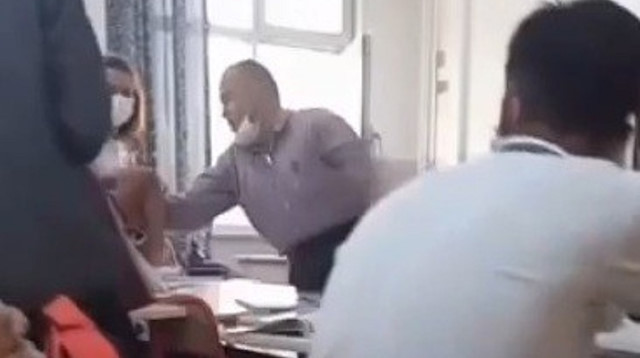 Felsefe öğretmeninden ders ortasında gürültü dayağı kamerada