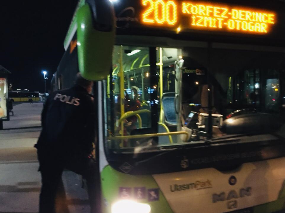 Otobüsten inmeyen koronavirüs hastası kadını polis indirdi