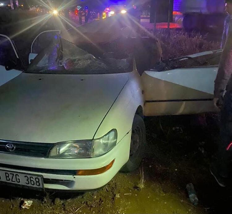 Suruç ilçesinde, iş makinesi ile çarpışan otomobilin tavanı koptu