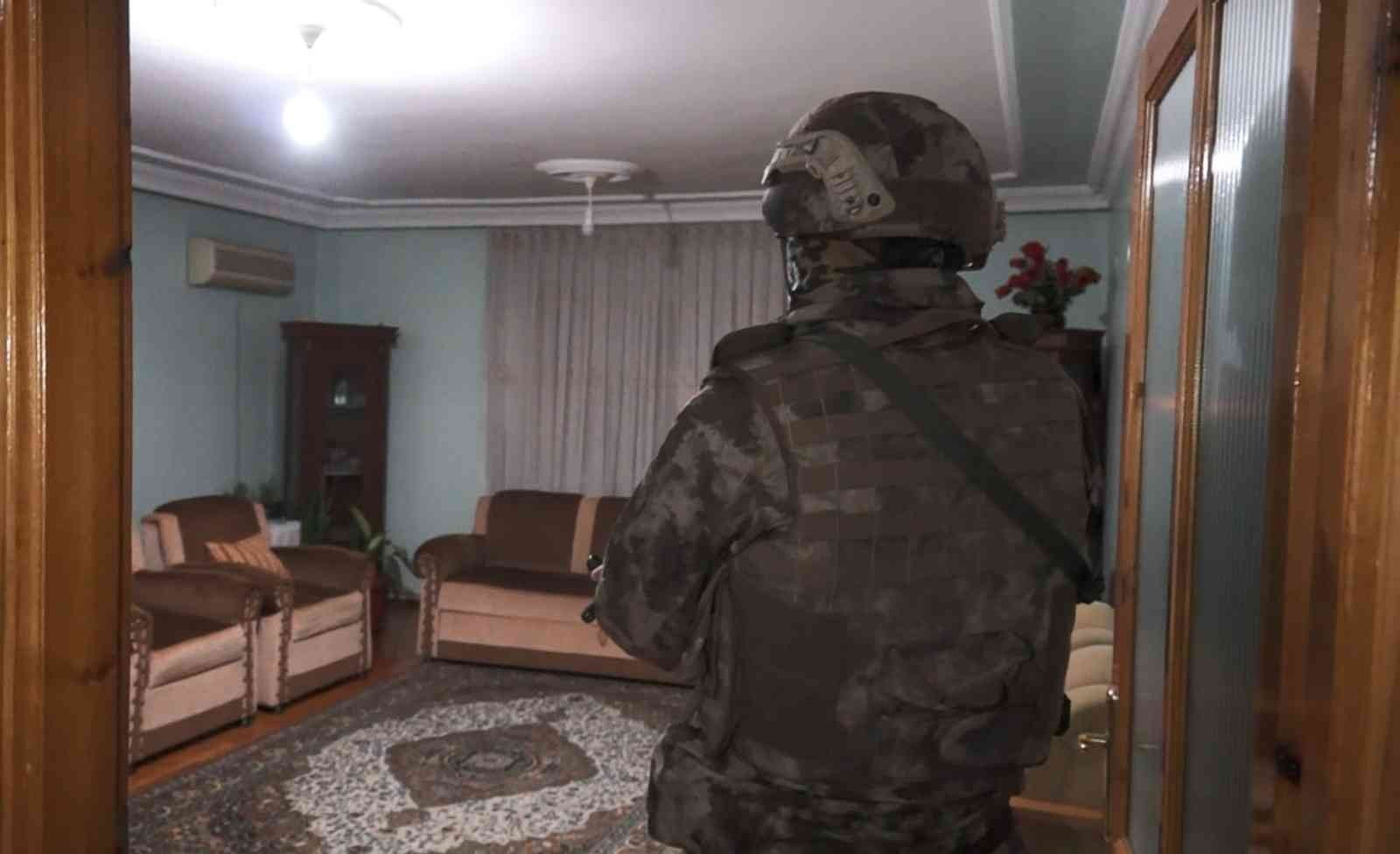 10 farklı adrese eş zamanlı düzenlenen operasyonda 9 kişi gözaltına alındı.