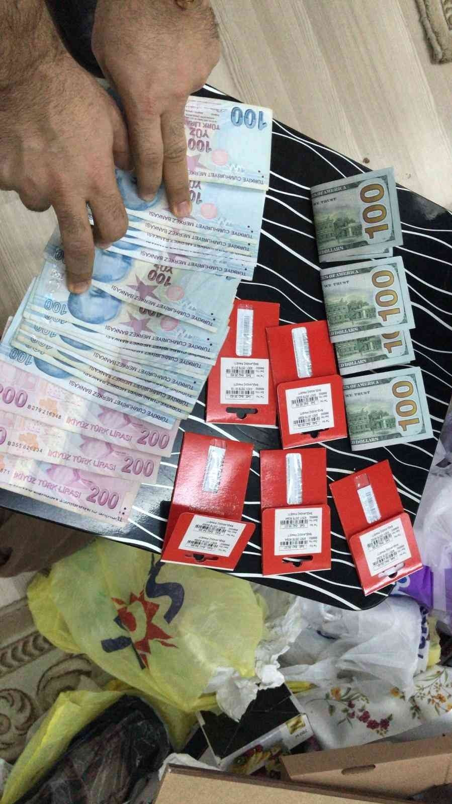 Adreslerde yapılan aramalarda çok sayıda örgütsel doküman ve dijital materyal ele geçirildi.