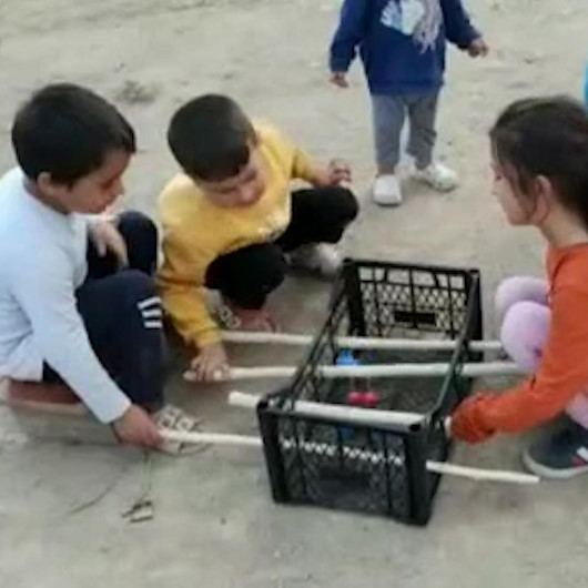 Elazığlı çocuklar plastik meyve kasasında langırt oynayarak eğlendiler