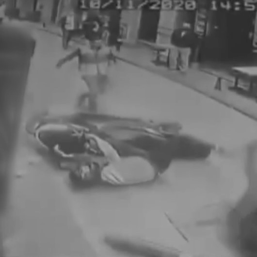 Beyoğlunda vatandaş polisten kaçan motosikletliyi bir tekmeyle yere serdi