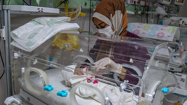 Kovid-19'dan ölen anneden sezaryenle alınan bebeği sağlık çalışanları bağrına bastı
