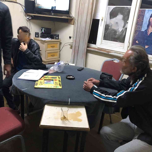 Kumar oynamaya gelenlere ilginç uyarı; “Kapı önüne geldiğinizde maskeyi çıkarın, sizi tanıyayım”
