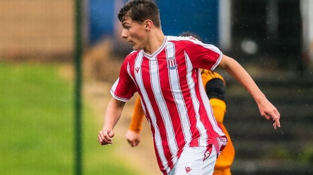 16 yaşındaki Emre Tezgel, Stoke City'nin U18 takımında forma giyiyor.