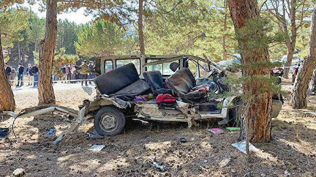 Afyonkarahisar öğrenci taşıyan minibüs mıcırlı yolda kayarak yol kenarındaki ağaçlara çarptı. Okul servisindeki 5 öğrenci hayatını kaybetti