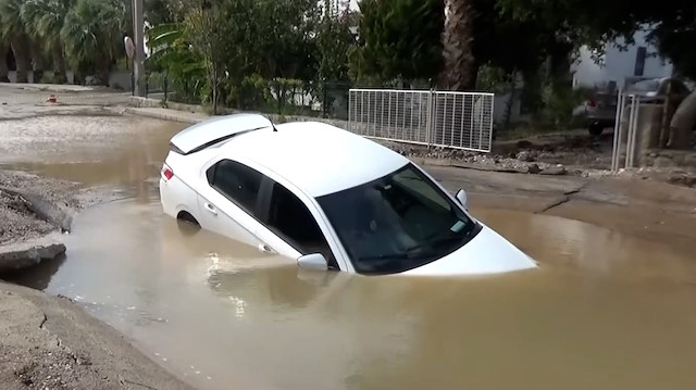 Bodrum'da otomobil isale hattındaki patlamayla oluşan çukura düştü
