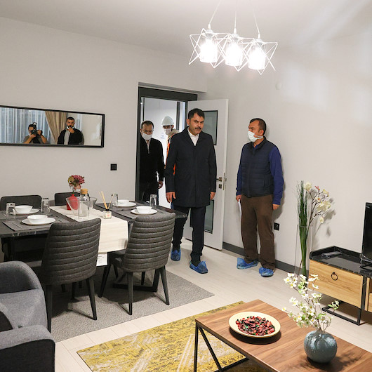 Bakan Kurum depremzedeler için yapılan konutları inceledi
