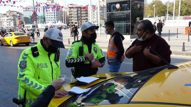 Taksim'de gerçekleştirilen denetimde 2 taksi  trafikten men edildi