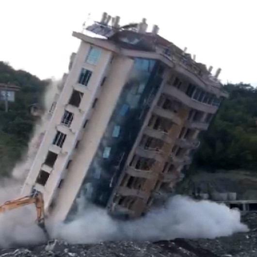 Bozkurtta 10 katlı Rüya Apartmanı kontrollü şekilde yıkıldı