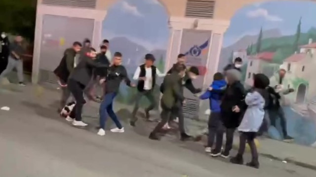 Sultangazi'de okul çıkışı öğrenciler birbirine girdi