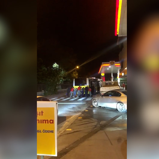 İstanbullular yolda kalan İETT otobüsünü iterek yolu açtı