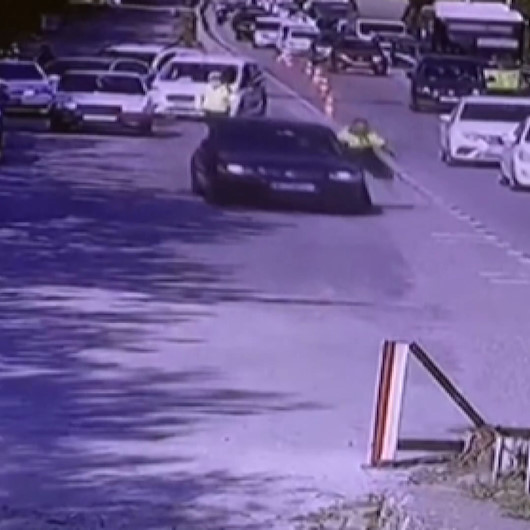 Kontrol noktasından kaçmak isteyen sürücü trafik polisini sürükleyerek yaraladı