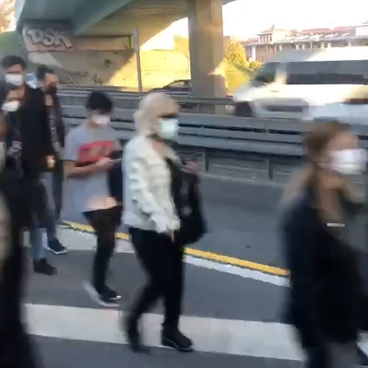 Metrobüs arızalanınca yolcular Topkapıdan Cevizlibağa yürüdü