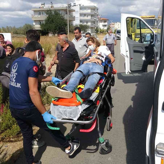 Müzik dinleyerek yolun karşısına geçen lise öğrencisine otomobil çarptı