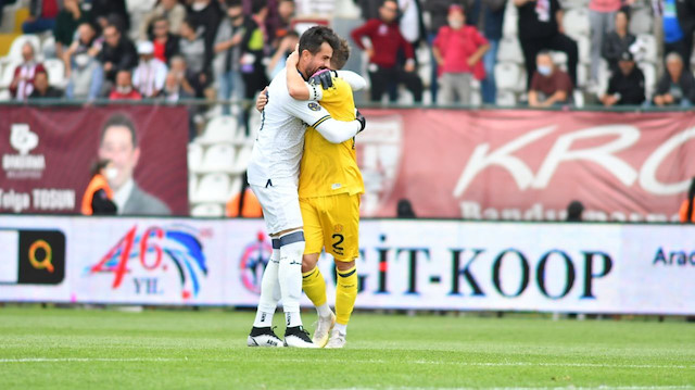 Kaleci Akın Alkan, golün ardından Erdem Özgenç'e sarıldı. 