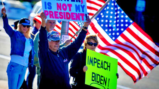 Protestocular Biden aleyhine sloganlar yazılı pankartlar taşıdı.