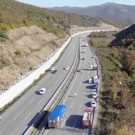 Kaza yeri havadan görüntülendi: 3 şeritli yoldan dereye uçmuş