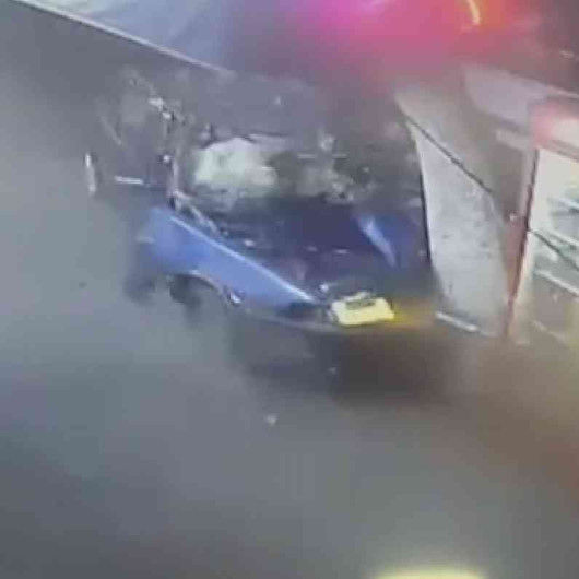 Adanada otomobil kullanırken eşiyle tartışan sürücü ağaca çarptı