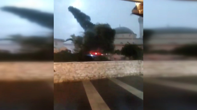 Kuşadası'nda rüzgarın dev ağacı devirme anı kameraya yansıdı
